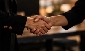 Illustration de la confiance : une poignée de main dans une ambiance chaleureuse